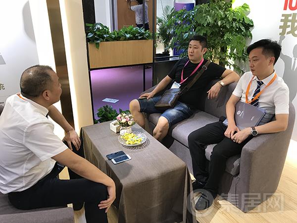 意向客户与工作人员进一步洽谈
