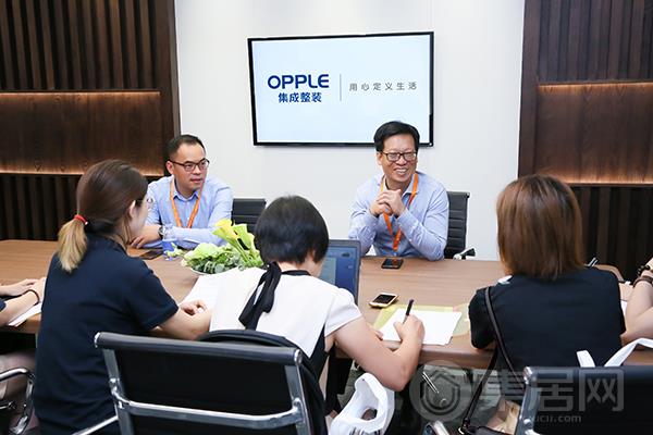 丁总与周总接受媒体采访